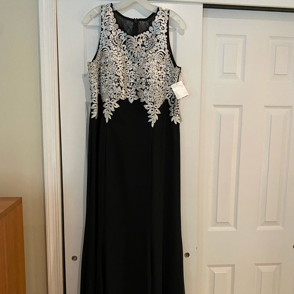 Gown Evening/prom/wedding
embroidered, NWT